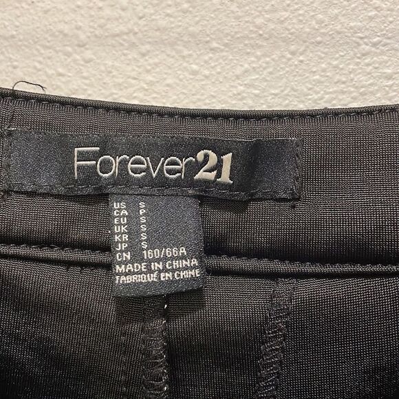 Forever 21 woman’s gold sparkly hot pants shorts - Picture 8 of 12